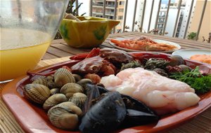 Sopa De Fumet De Rodaballo, Con Marisco, Rape Y Almendras Picadas
