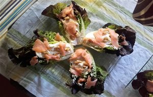 Cogollos De Lechuga Morados Con Salmón, Queso Y Nueces
