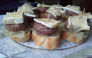 Pintxo De Hamburguesa Con Brie Y Cebolleta
