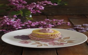 Torre De Manzana Y Crema De Violetas
