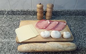 Bocadillo De Lomo Con Queso Y Champiñones 
