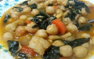 Potaje De Vigilia. Garbanzos Con Espinacas Y Bacalao 
