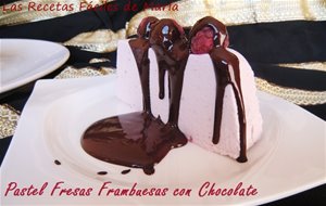 Pastel De Fresas Y Frambuesas Con Chocolate