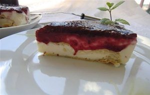 Tarta De Mascarpone Con Hojaldre Y Mermelada Casera De Cerezas