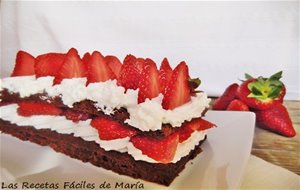 Queque De Chocolate Con Chantilly Y Fresas