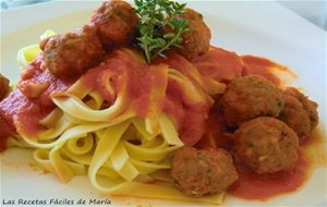 Tallarines O Tagliatelle Con Albóndigas Y Tomate