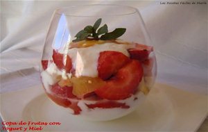 Copa De Frutas Con Yogurt Y Miel