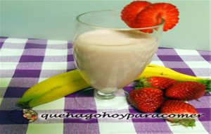 Batido De Plátano, Fresa Y Yogur De Coco
