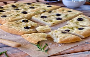 Coca Mediterránea Con Aceitunas Negras Y Romero