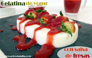 Gelatina de yogur y salsa de fresas