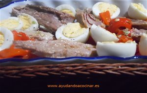 Ensalada De Pimiento Rojo Asado Con Melva Y Huevos De Codorniz
