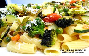 Pasta Primavera: Tortiglioni Con Verduras Salteadas Y Queso