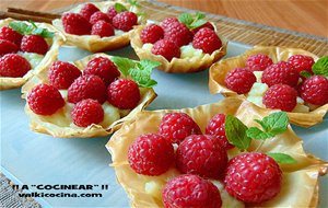 Tartaletas De Pasta Filo Con Crema Pastelera Y Frambuesas